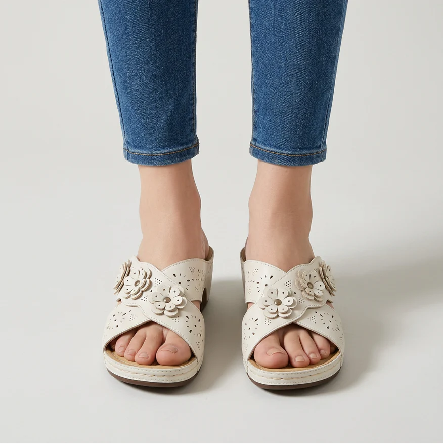Sandali eleganti bianchi con tacco comodo, fascia open-toe e fiori traforati in rilievo