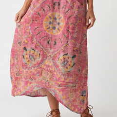 Pink abstract print midi dress close-up: V-neck bodice with side pockets