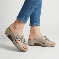 Sandali eleganti beige con zeppa, dettagli traforati e fiori applicati