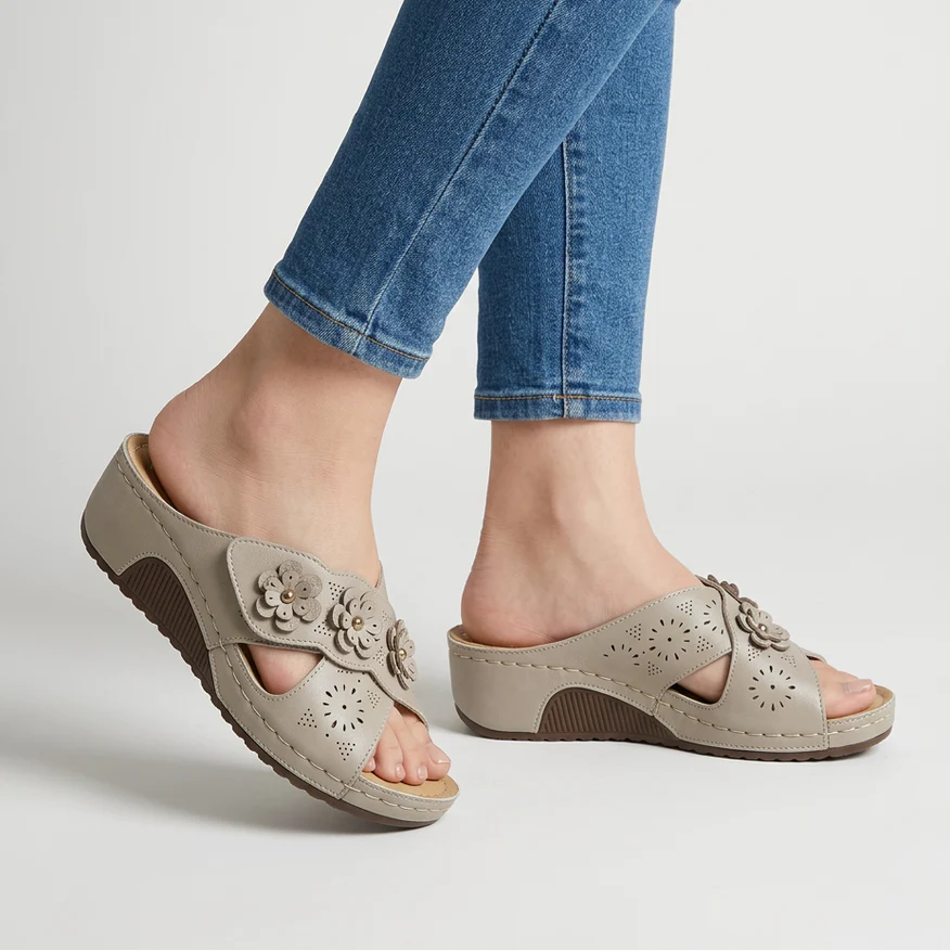 Sandali eleganti beige con zeppa, dettagli traforati e fiori applicati