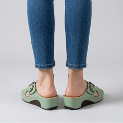Sandali eleganti verde chiaro con zeppa, tallone con fiocco decorativo e suola marrone