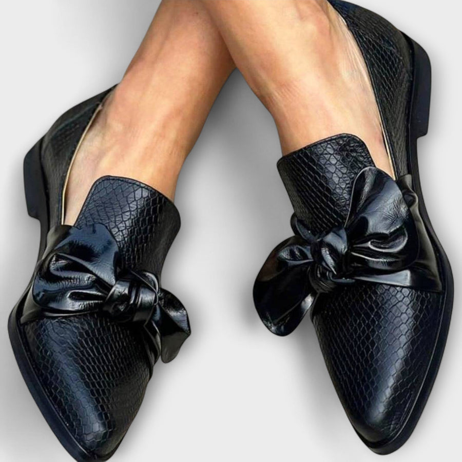 Polished dark loafer with bow and textured finish