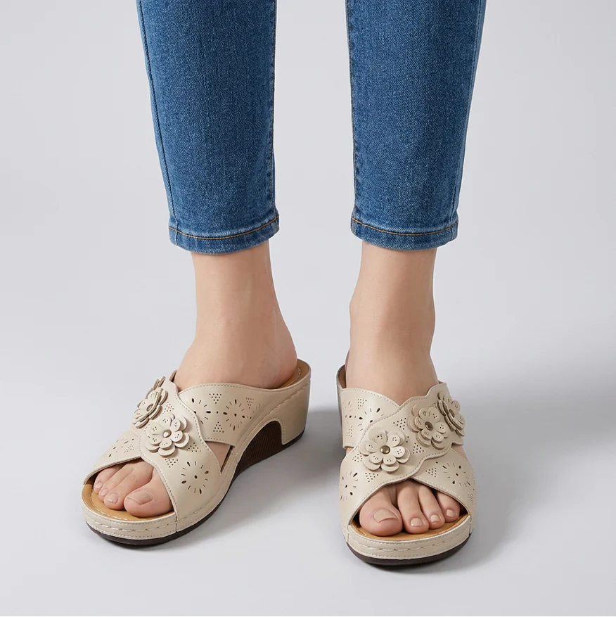 Sandali eleganti beige con tacco comodo, chiusura a sandalo con intagli e fiori in rilievo