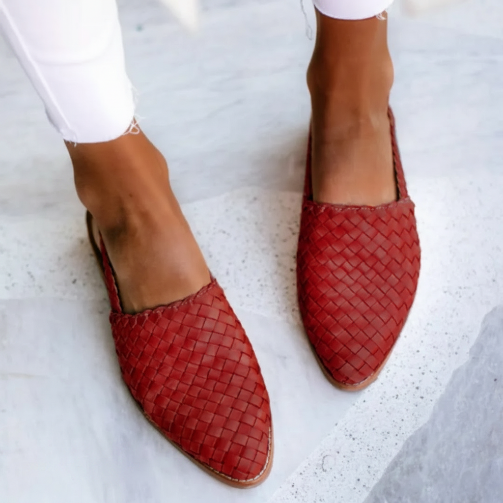 Scarpe slip-on comode Monica rosse intrecciate, punta a becco e suola marrone
