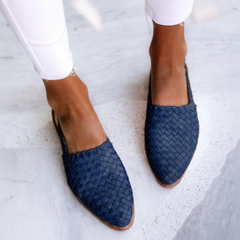 Scarpe slip-on comode Monica blu intrecciate, punta a becco e suola marrone