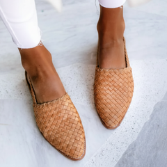 Scarpe slip-on comode Monica beige intrecciate, punta a becco e suola marrone