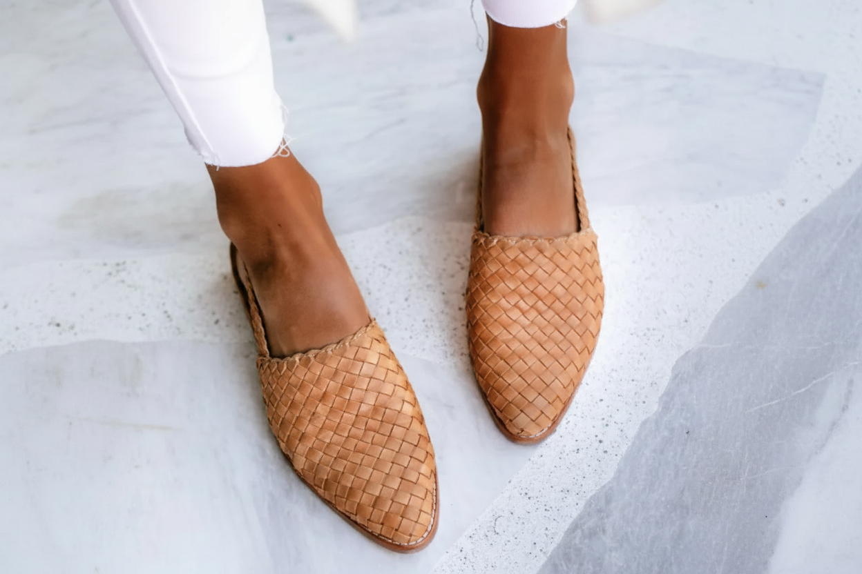 Scarpe slip-on comode Monica beige intrecciate, punta a becco e suola marrone