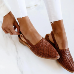 Scarpe slip-on comode Monica marroni intrecciate, punta a becco e suola marrone