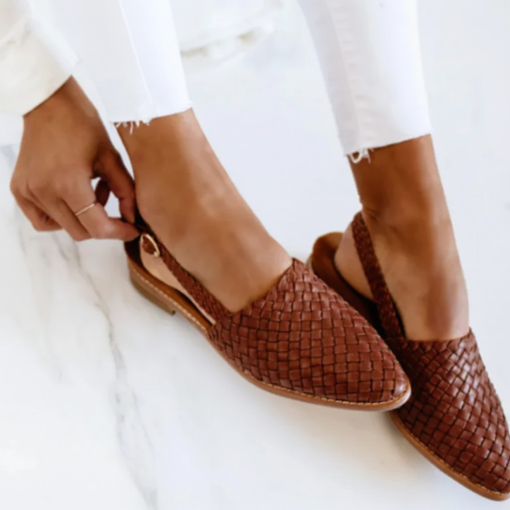 Scarpe slip-on comode Monica marroni intrecciate, punta a becco e suola marrone