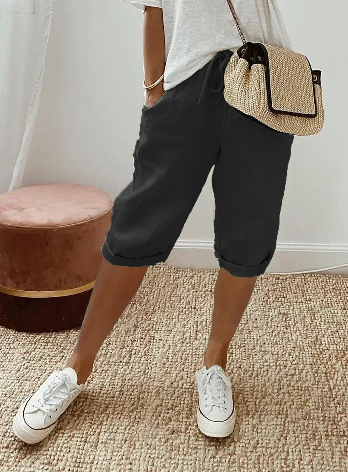 Lightweight summer shorts in black, cuffed hem with elastic waist and pockets