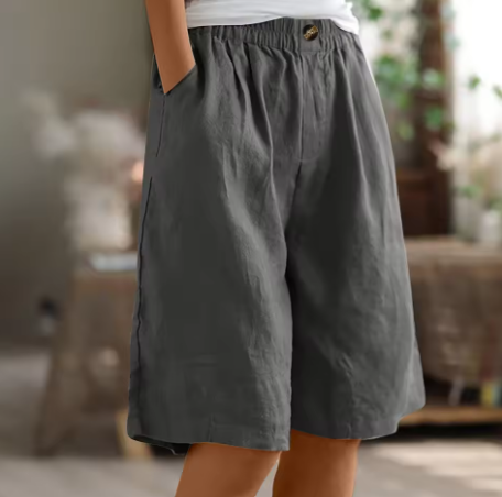 Relaxed summer shorts in grey, elastic waistband and front button, knee length.