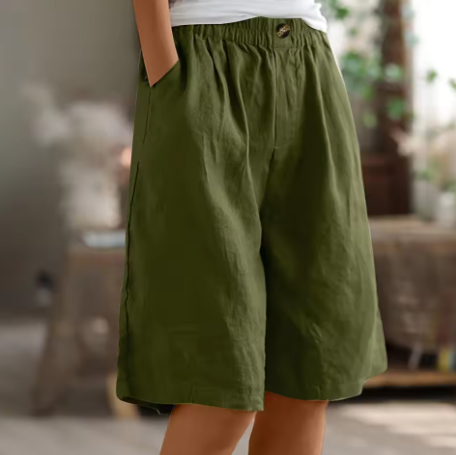 Relaxed summer shorts in army green, elastic waistband and front button, knee length.