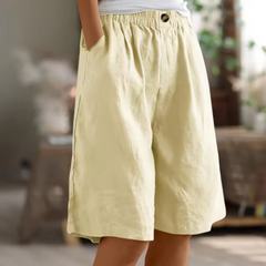Relaxed summer shorts in beige, elastic waistband and front button, knee length.