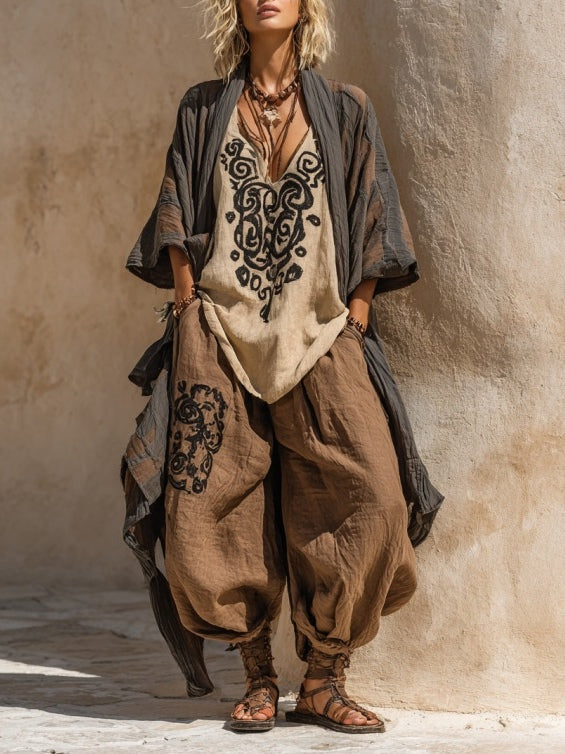 Set boho nomad: kimono scuro, tunica crema ricamata e pantaloni ampi marroni