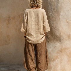 Set boho nomad: tunica crema con maniche larghe e pantaloni ampi marroni (retro)