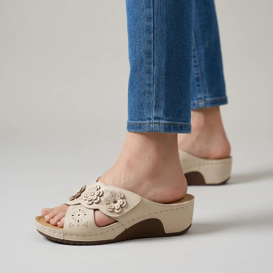 Sandali eleganti beige con zeppa bassa, fascia aperta e decorazioni floreali traforate
