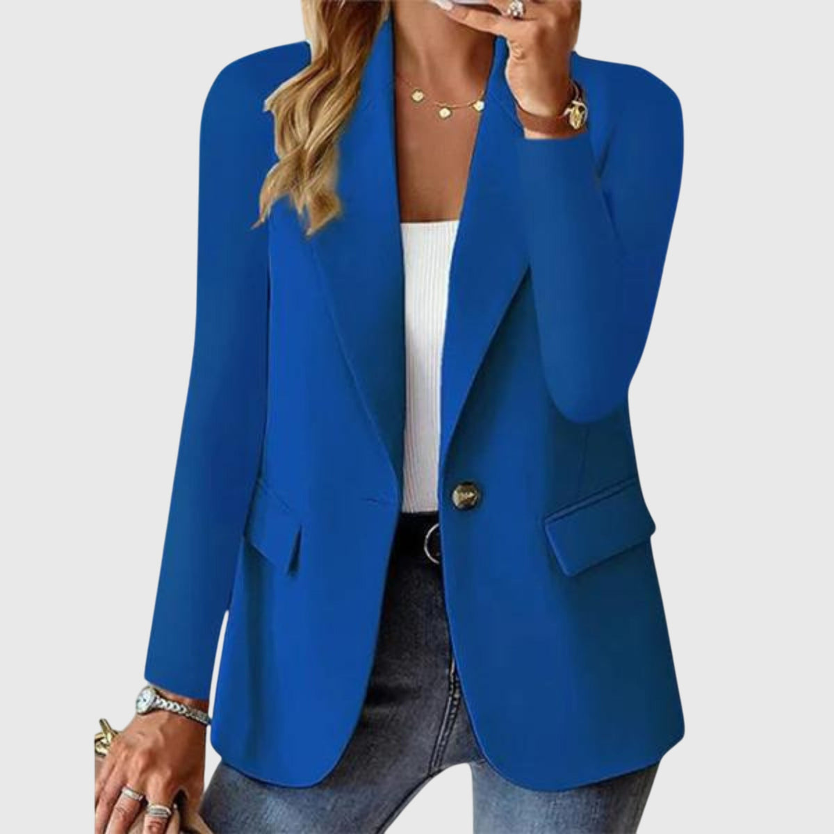 Blue blazer with notch lapel, single-breasted button closure, flap pockets and side vents.