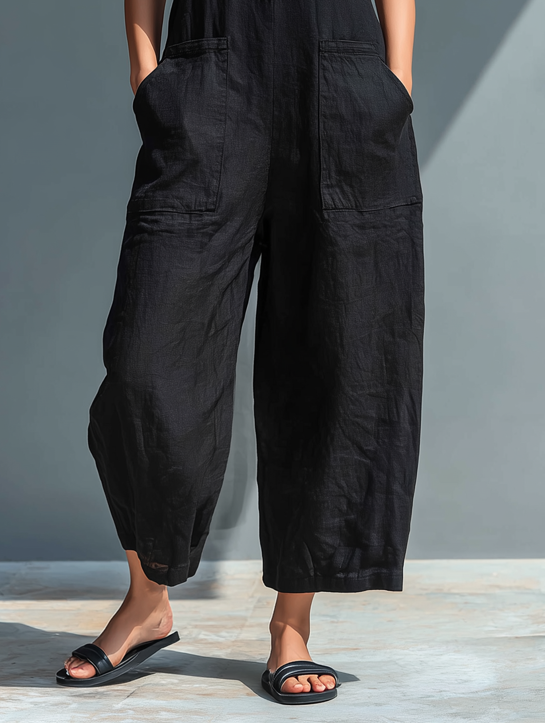 Pantalone tuta fluida nera con tasche cargo e gamba ampia
