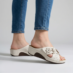 Sandali eleganti beige con tacco comodo e dettagli floreali traforati, fascia aperta