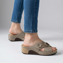 Sandali eleganti beige con zeppa, fiore 3D sulla fascia e suola marrone scuro