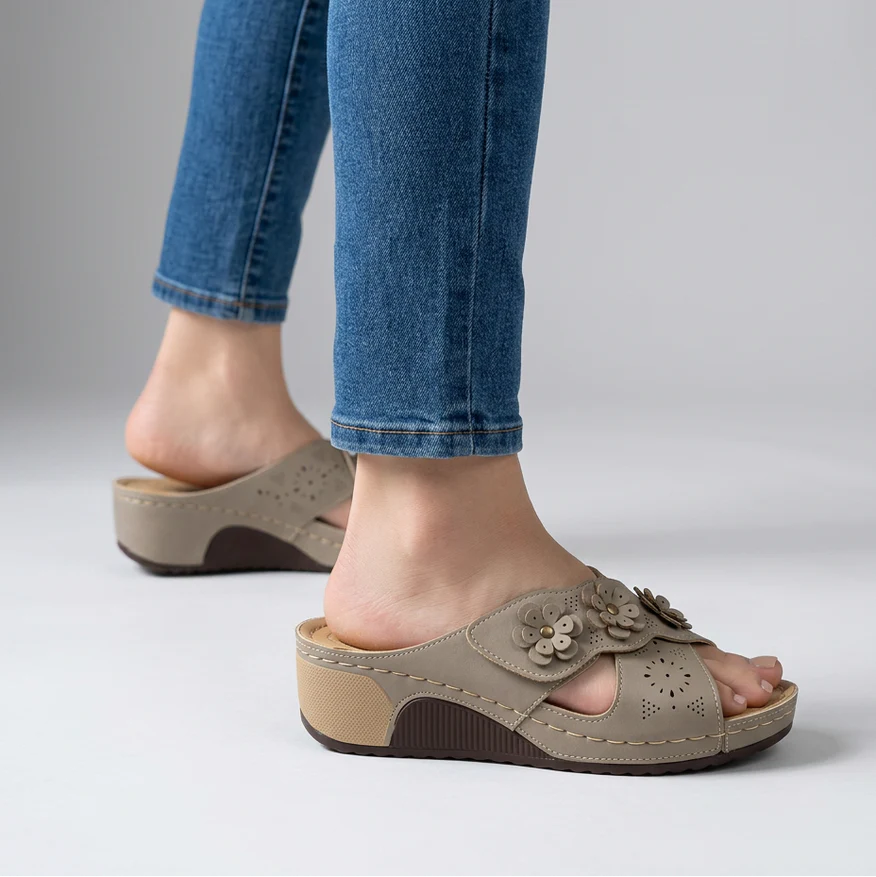 Sandali eleganti beige con zeppa, fiore 3D sulla fascia e suola marrone scuro