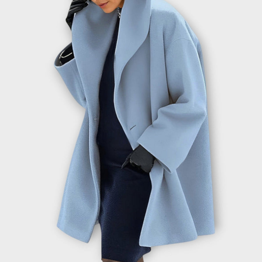 Light blue wind-resistant coat with notched lapels and long sleeves, single-breasted front