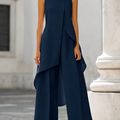 Abito lungo blu navy senza maniche con collo alto e drappeggio asimmetrico a strati