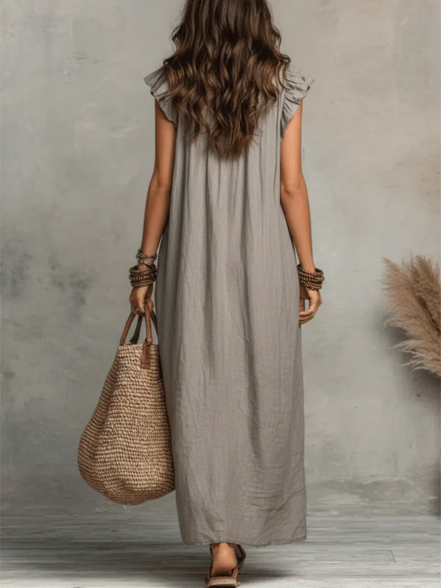 Vestito lungo bohémien Camélia grigio visto da dietro, con balze e scollo aperto