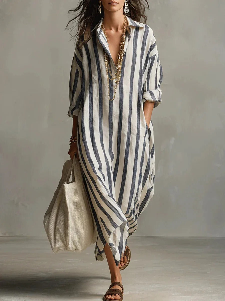 Abito lungo a righe blu e bianche con colletto a camicia e maniche arrotolate